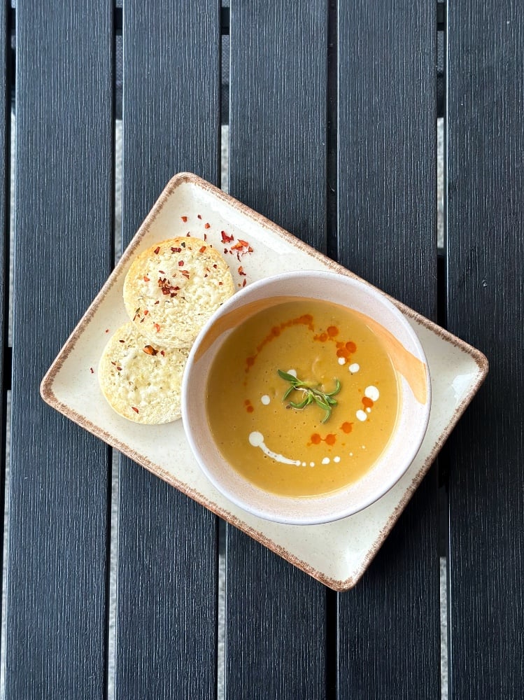 Крем-суп з червоної сочевиці з пармезан-крутонами