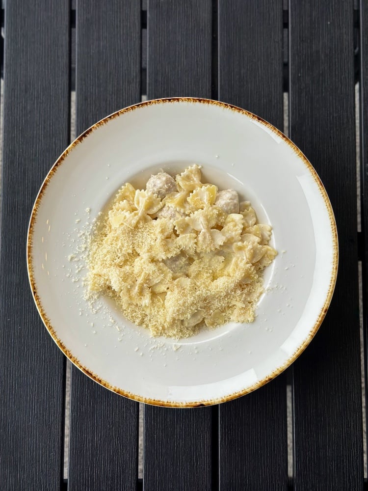 Вершкові фарфале та мітболи з ніжної курочки