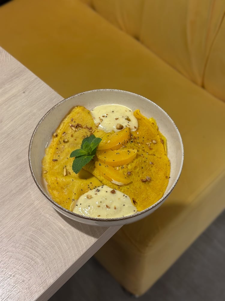 Апельсинові млинці з яблуками та кремом Патісьер