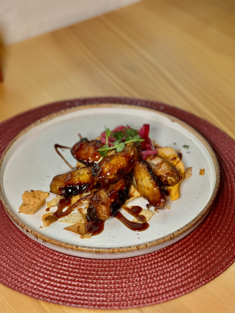 Хрустки курячі крильця у соусі BBQ