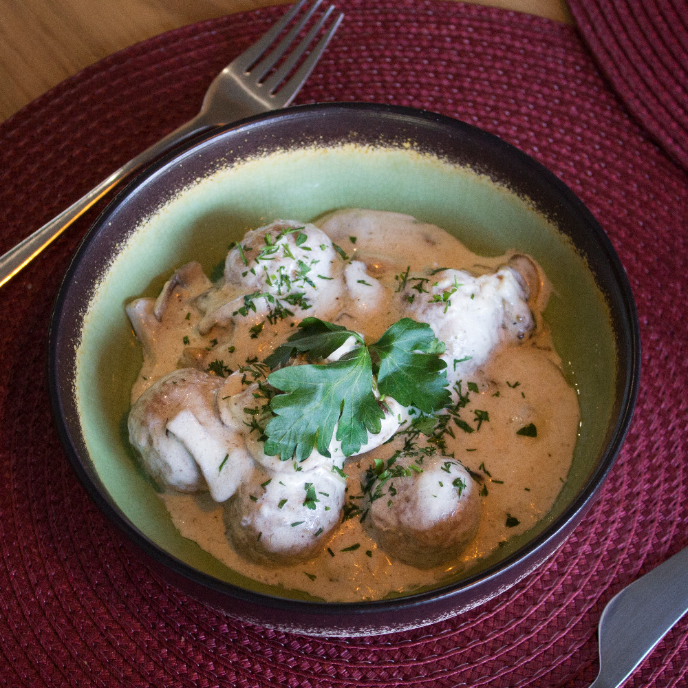 Соковиті мітболи у вершковому соусі з грибами