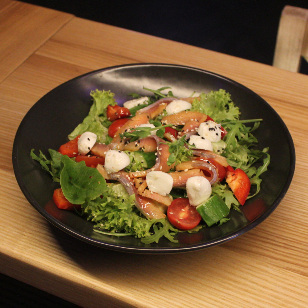 Салат весняний з лососем