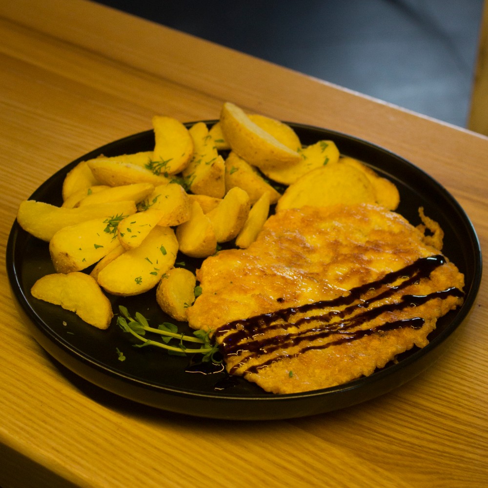 Картопля по-селянськи з курячою відбивною