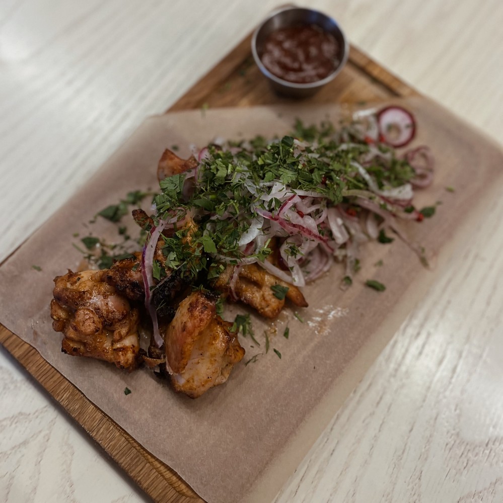 Шашлик з курячого стегна з фірмовим соусом