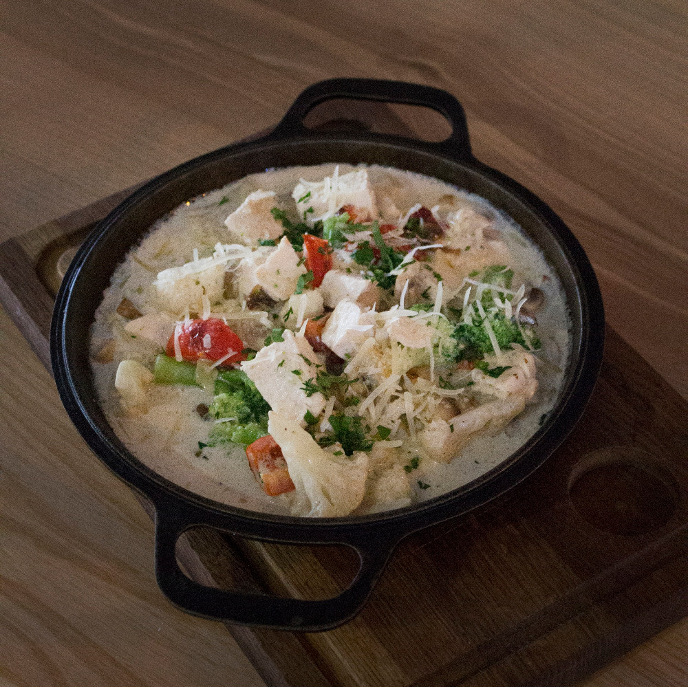 Ніжна курка з овочами у вершково-сирному соусі