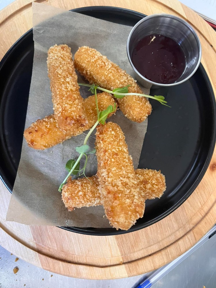 Сирні палички з соусом на вибір