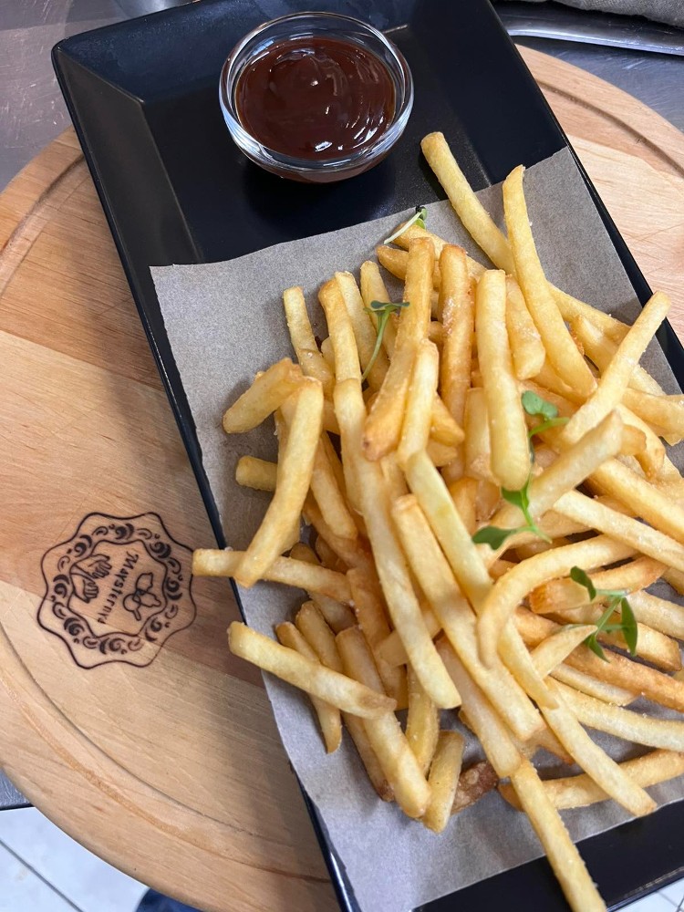 Картопля ФРІ з соусом на вибір