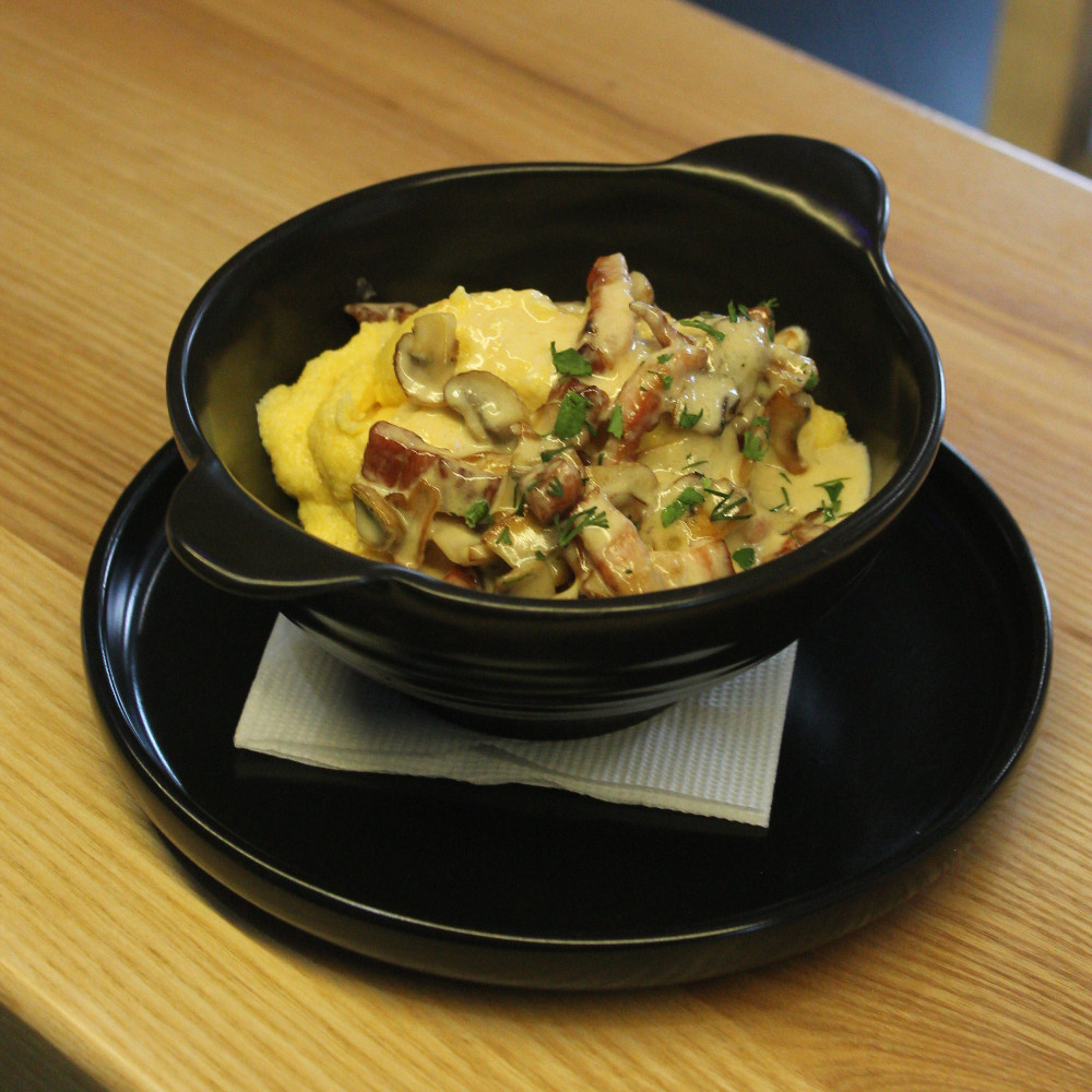 Банош з вершково-грибною підливкою