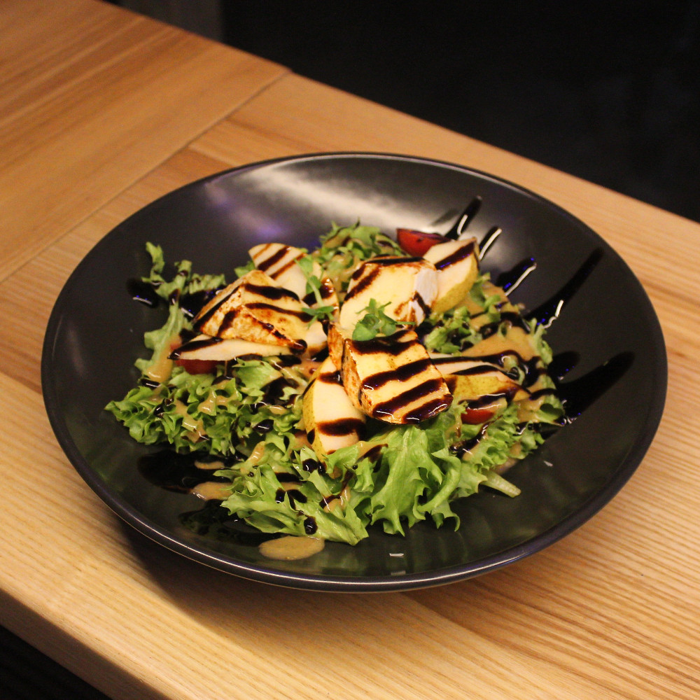 Салат з карамелізованим сиром брі