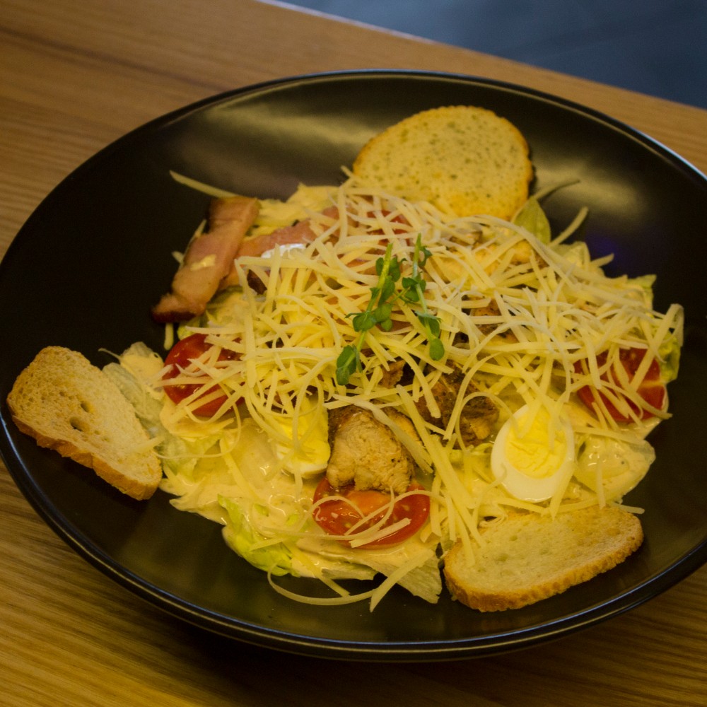 Цезар з грильованою на живому вогні курочкою та беконом