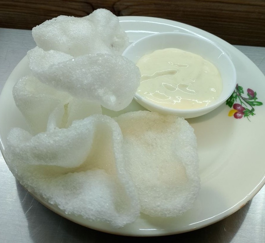 РИСОВІ ЧІПСИ З СИРНИМ СОУСОМ