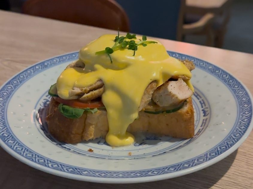 CHICKEN ТОСТ ПІД СИРНИМ СОУСОМ