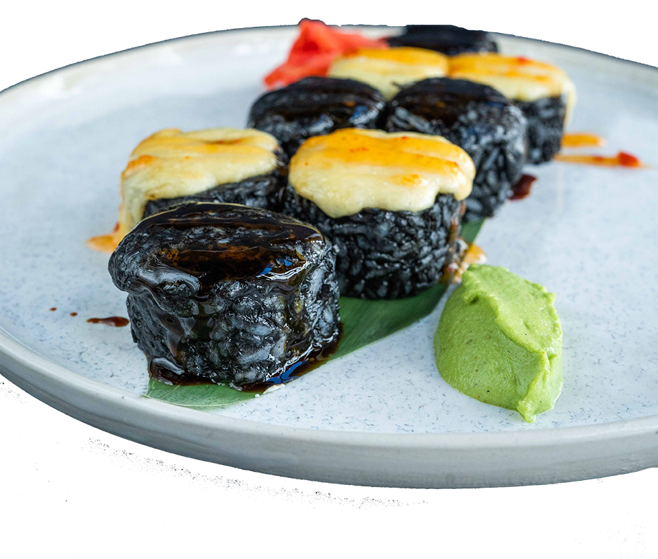 Печений чорний рол з куркою та сирною шапочкою