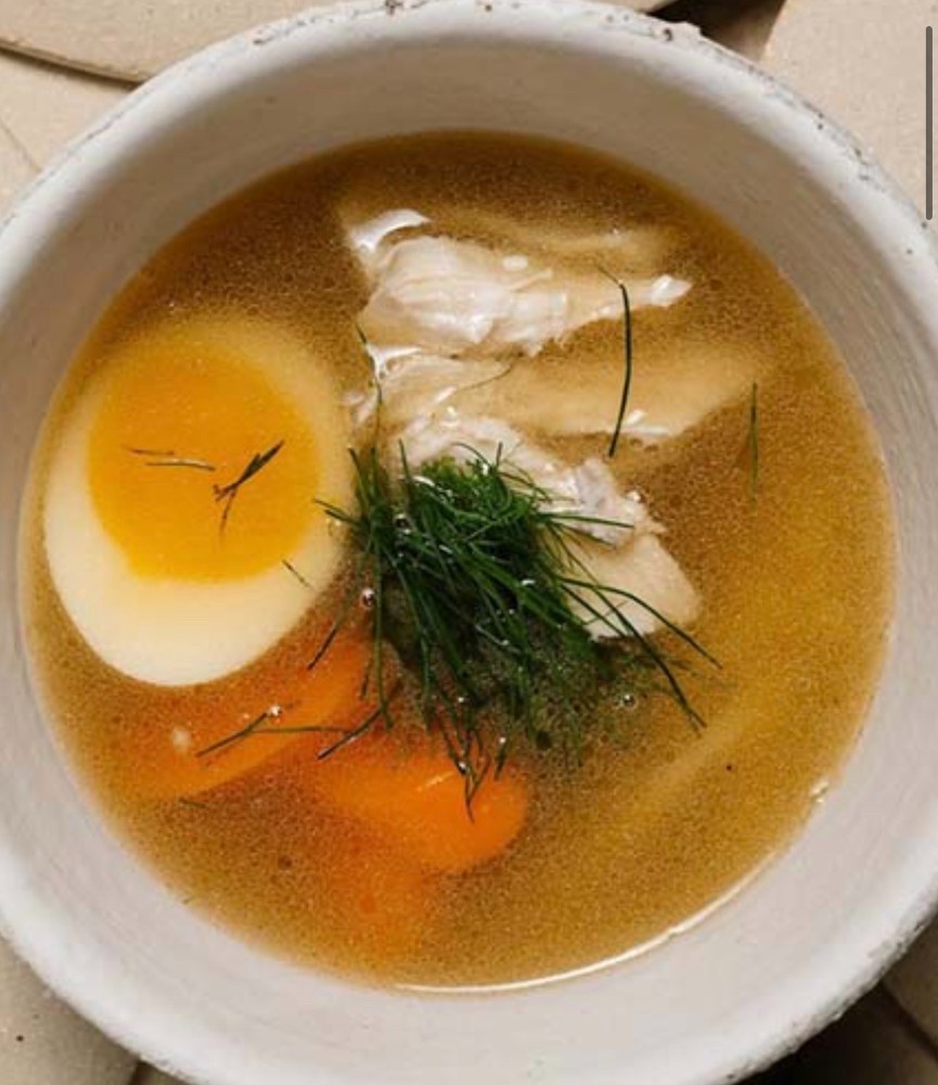 Бульйон куриний (курка,овочі,яйце) подаємо з сухариками