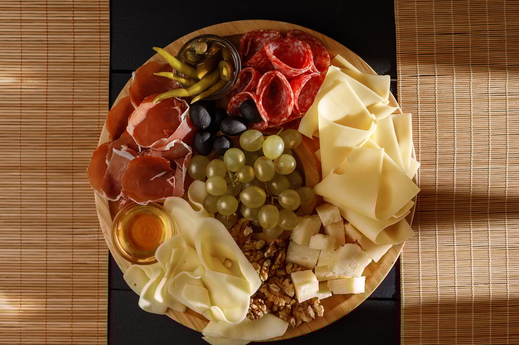 ყველის და ძეხვის დაფა (Charcuterie Board)