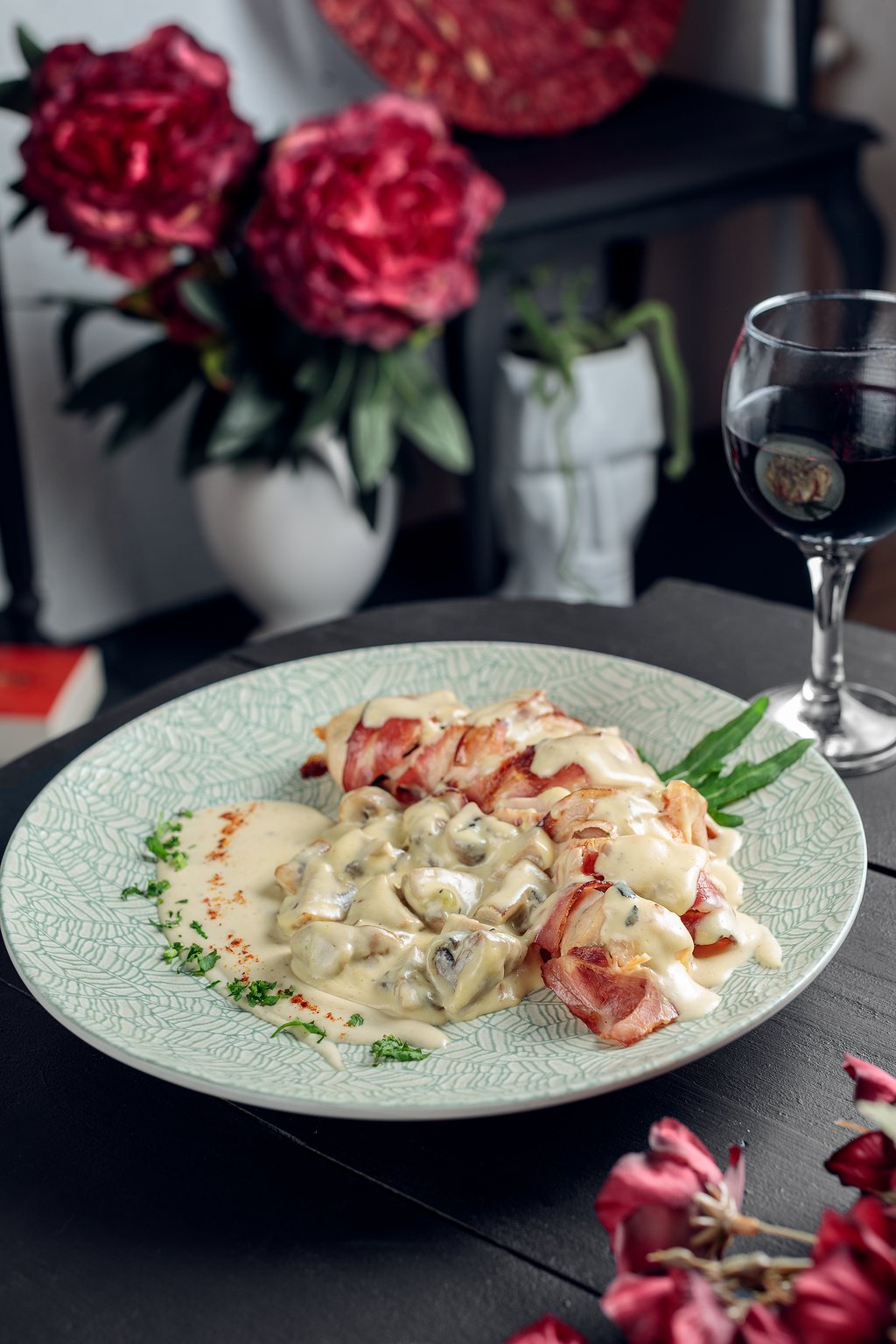 ქათმის რულეტი და სოკოს სოუსით (Chicken Roulade with Mushroom Sauce)