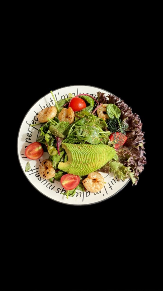 Shrimp and avocado salad 🦐🥑🍅🧀
