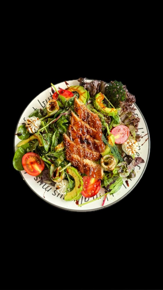 Unagi salad with avocado 🥢🥑🍅🧀