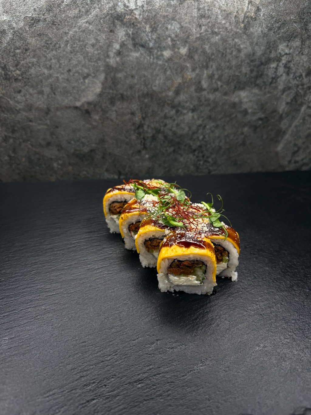 Рол Сирний зі смаженим лососем