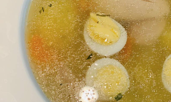 Курячий бульйон з яйцем і локшиною.