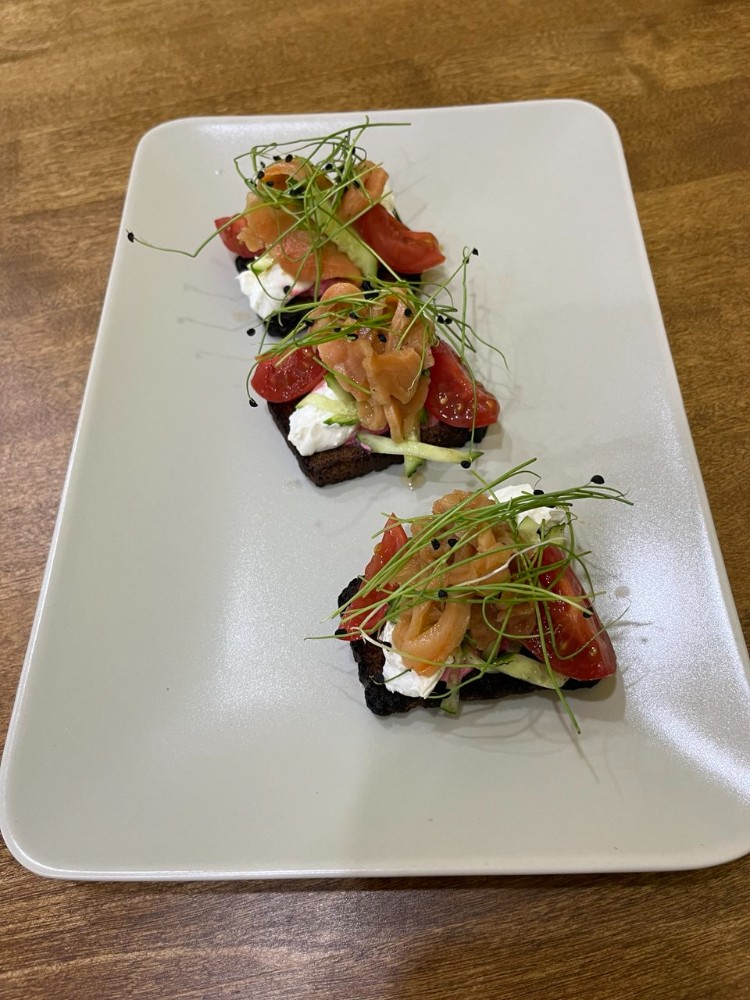 Брускета з лососем