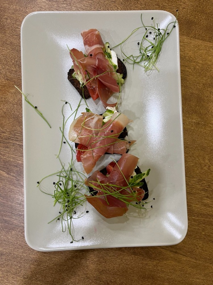 Брускета з хамоном