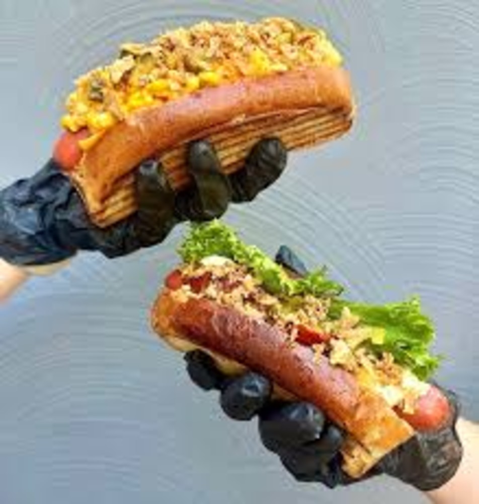 Бріош з сосискою та сирною кукурудзою