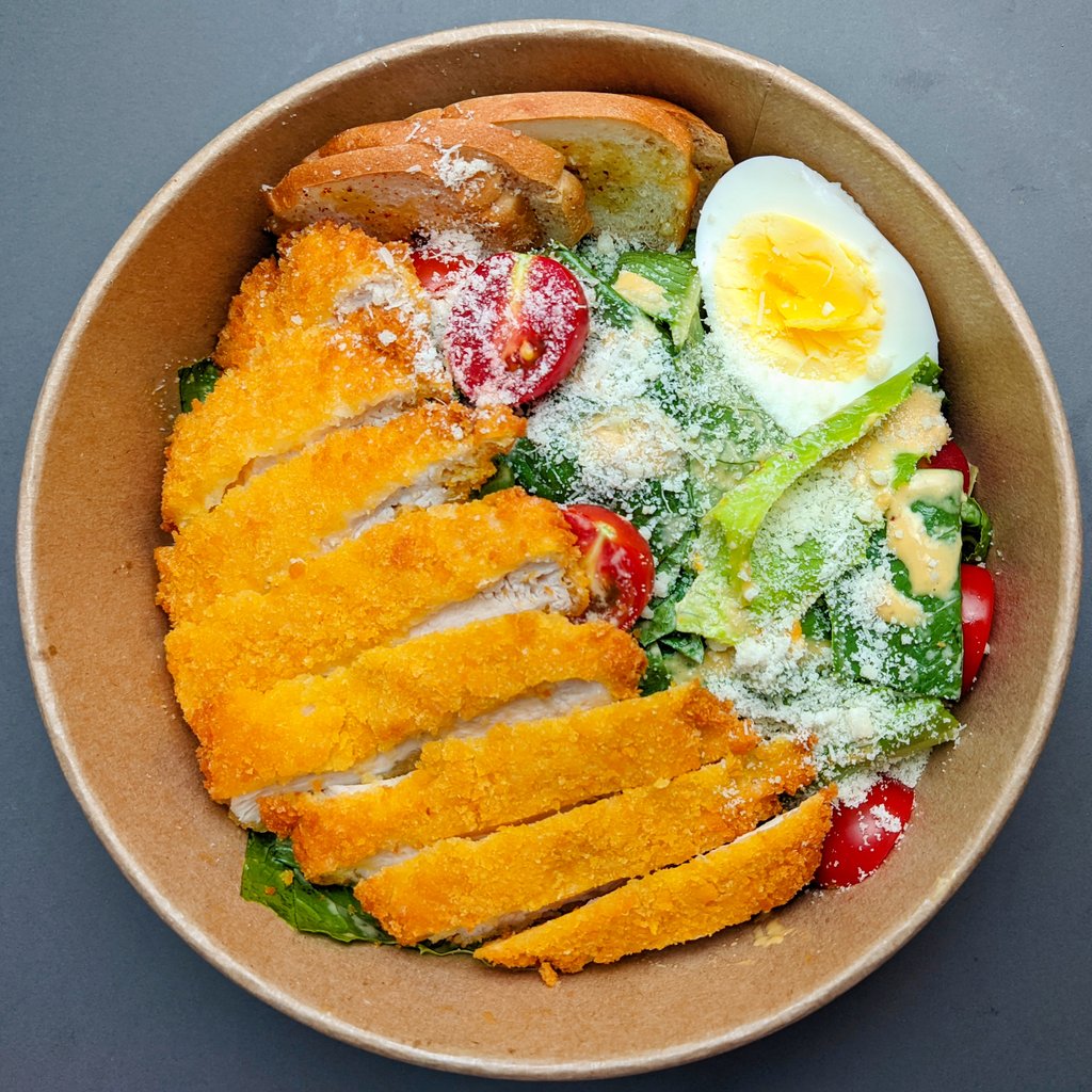 Цезарь салат с курицей кацу