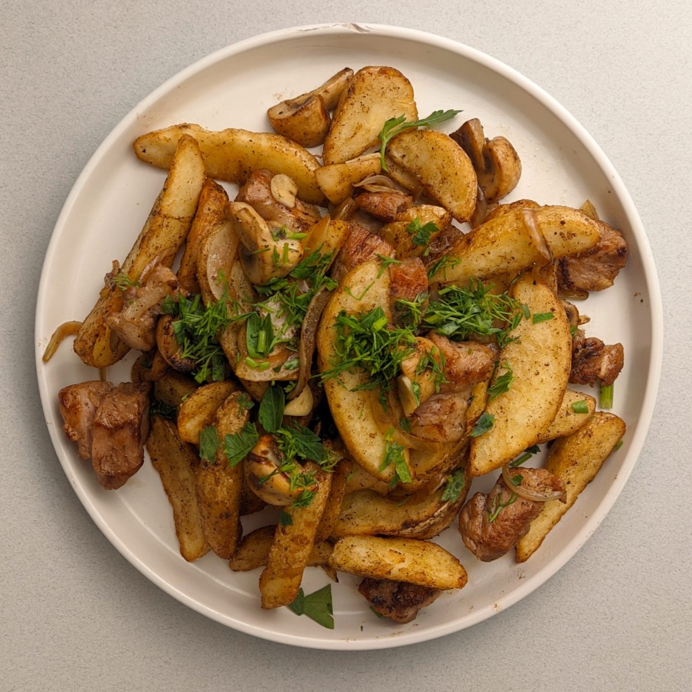 Жареха со свининой и грибами