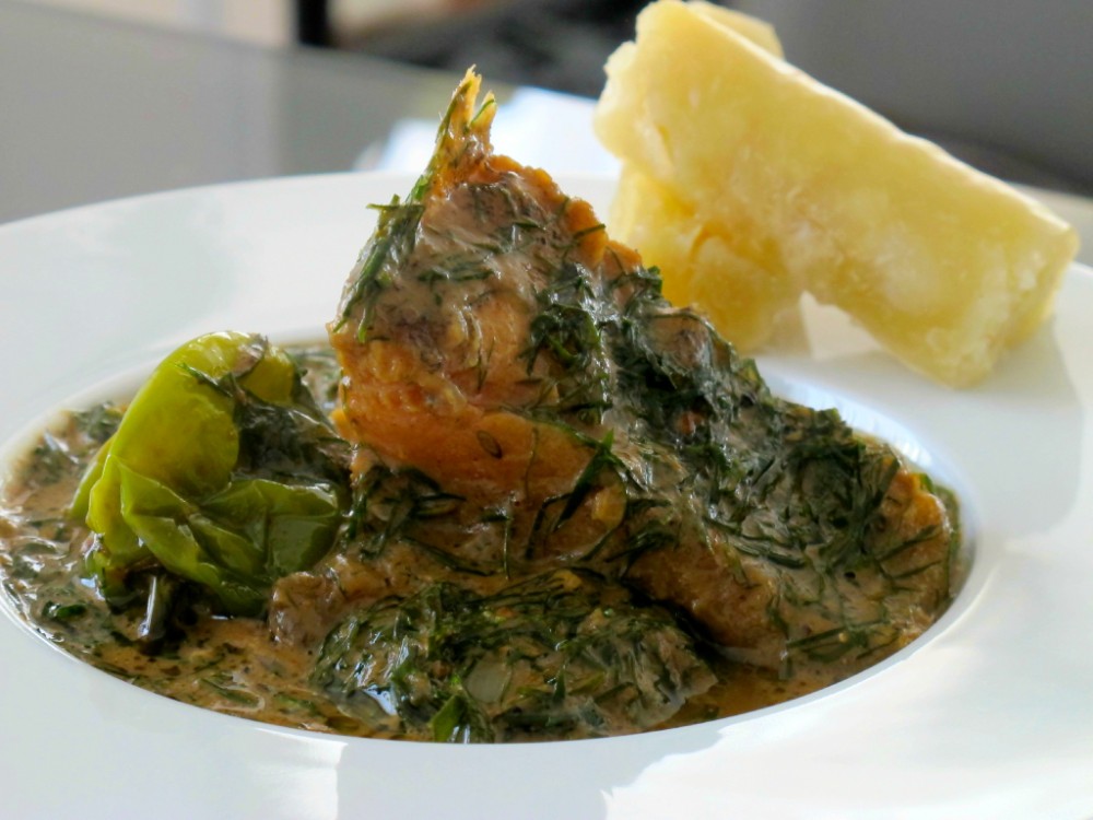 Poisson salés pâtes d'arachide aux aubergines 