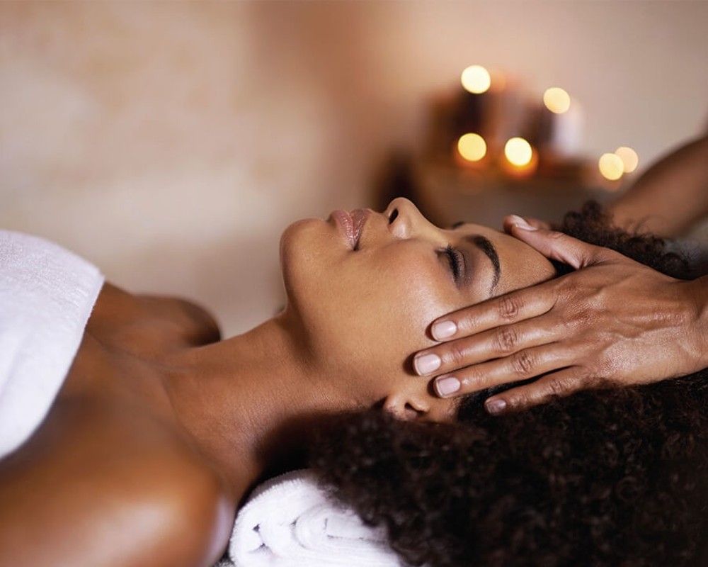 Massage du visage et cuir chevelu