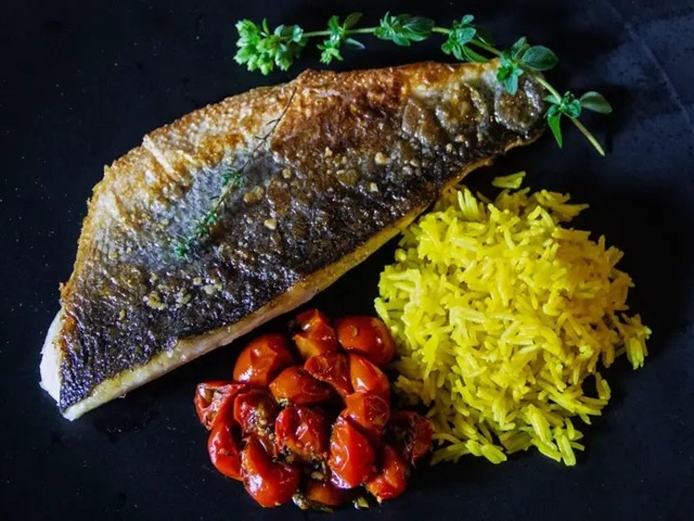 Dos de bar, sauce à l'anis et tombée d'épinards au beurre