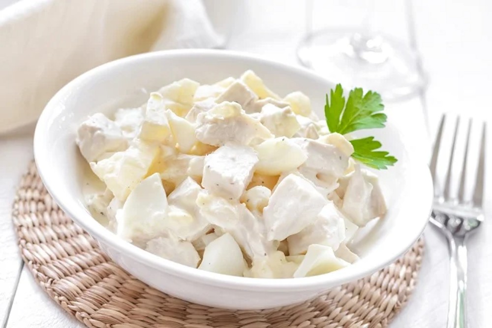 Салат з ананасом та куркою