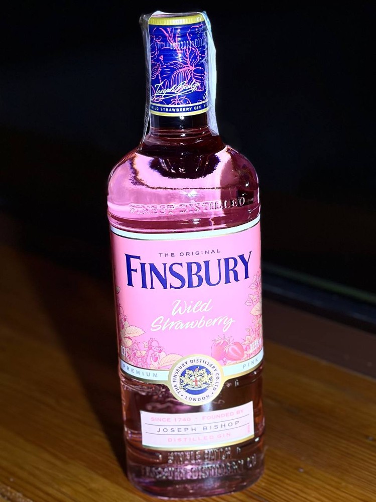 Джин FINSBURY WILD STRAWBERRY