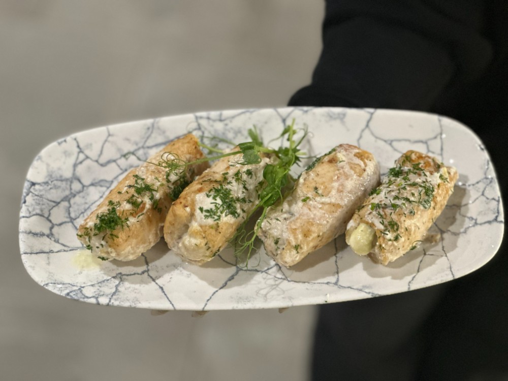 Крученики курячі з моцареллою та шпинатом
