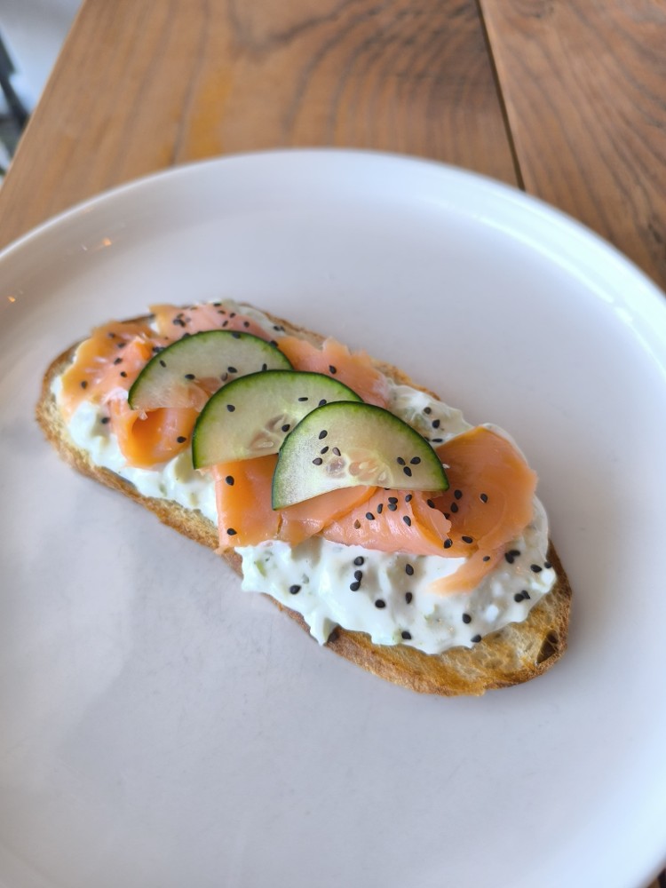 Tostada de Salmon