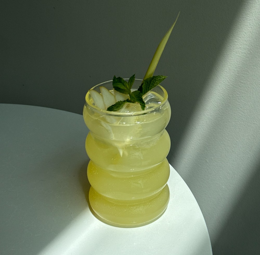 Lemongrass-Pear Lemonade L