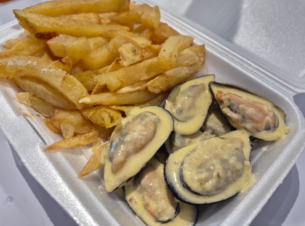 8 x Creamy Garlic Mussels & Chips