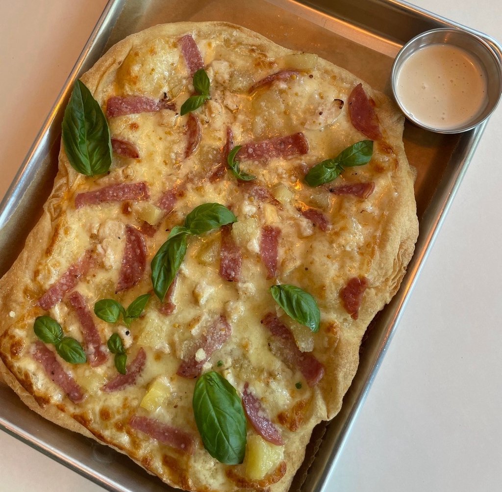 Піца з ананасом та куркою (420г)