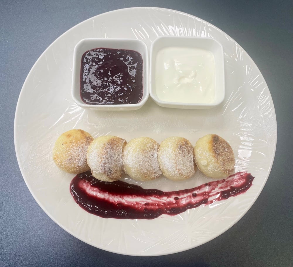 Сирники зі сметаною та джемом