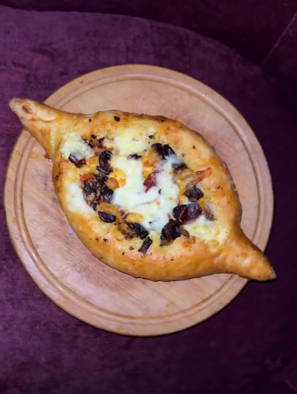 Піде з куркою, грибами та помідорами/ Cheese pide with chicken tomatoes and mushrooms