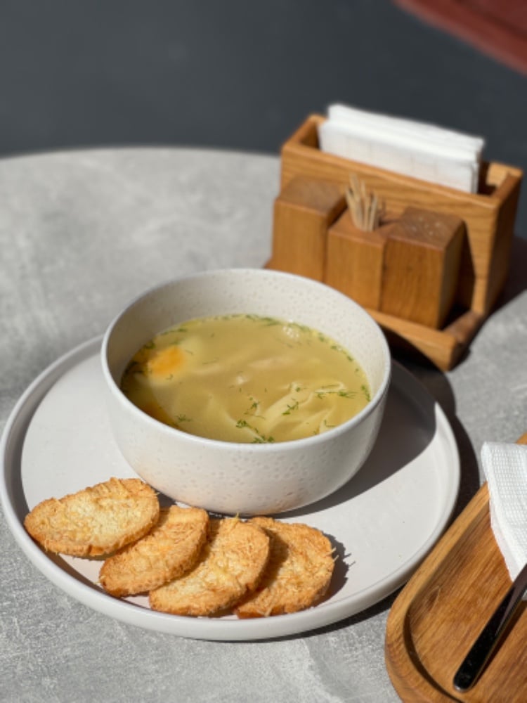 КУРЯЧИЙ БУЛЬЙОН З ЛОКШИНОЮ