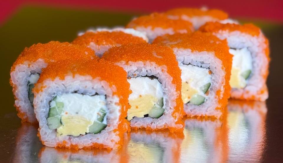 Сирний рол з ікрою «Тобіко»