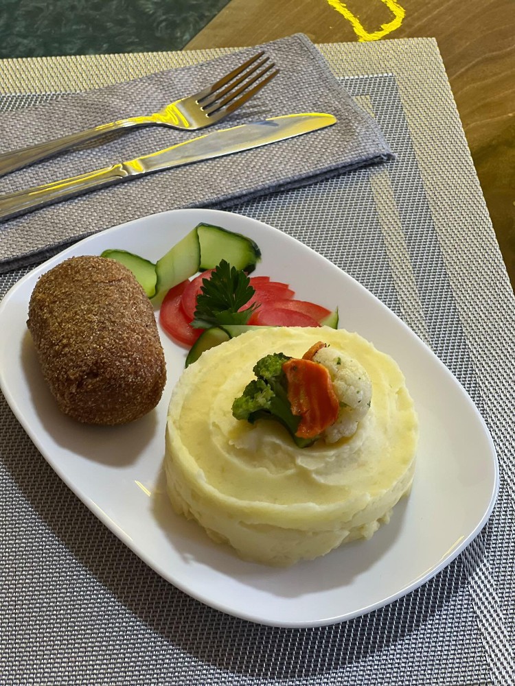 Картопляне пюре з котлетою 