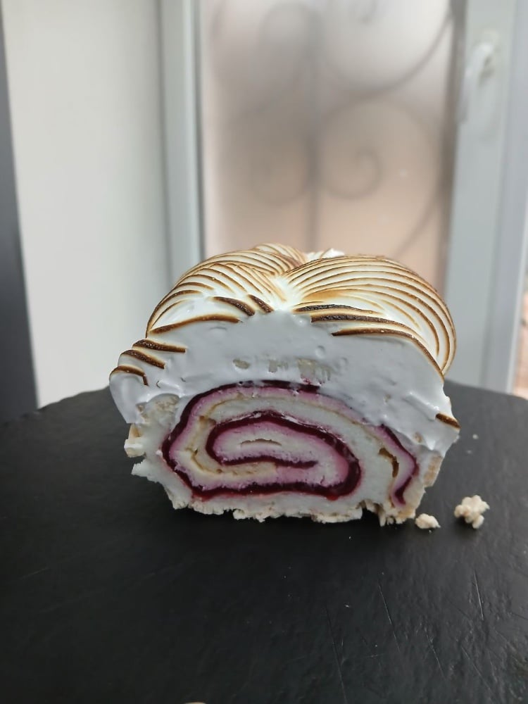 Малиновий меренговий рулет
