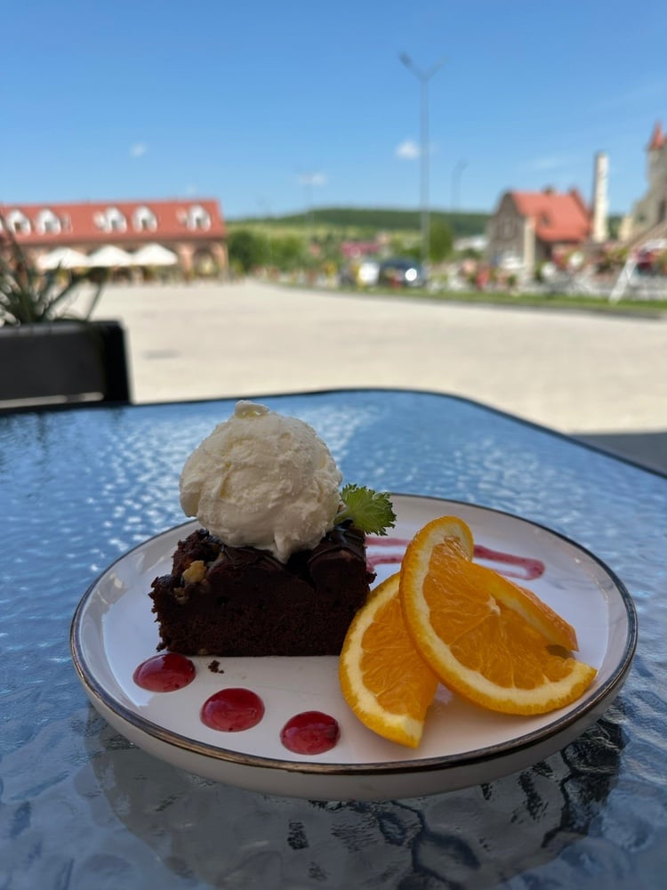 Брауні з морозивом