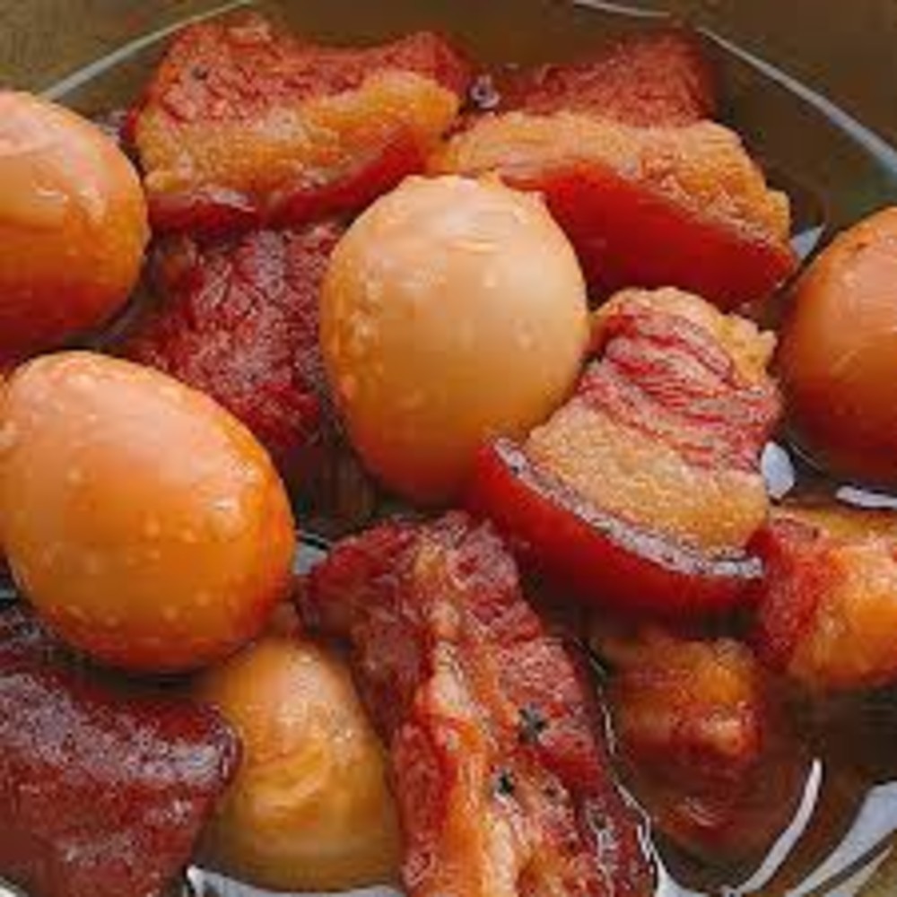 Свинина тушкована з яйцем (Thit kho tau)