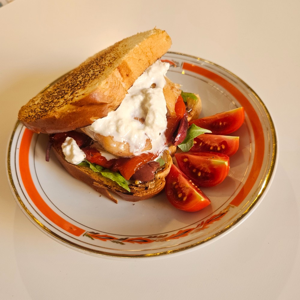 Сендвіч курка-страчатела // Sandwich with chicken and stracciatella