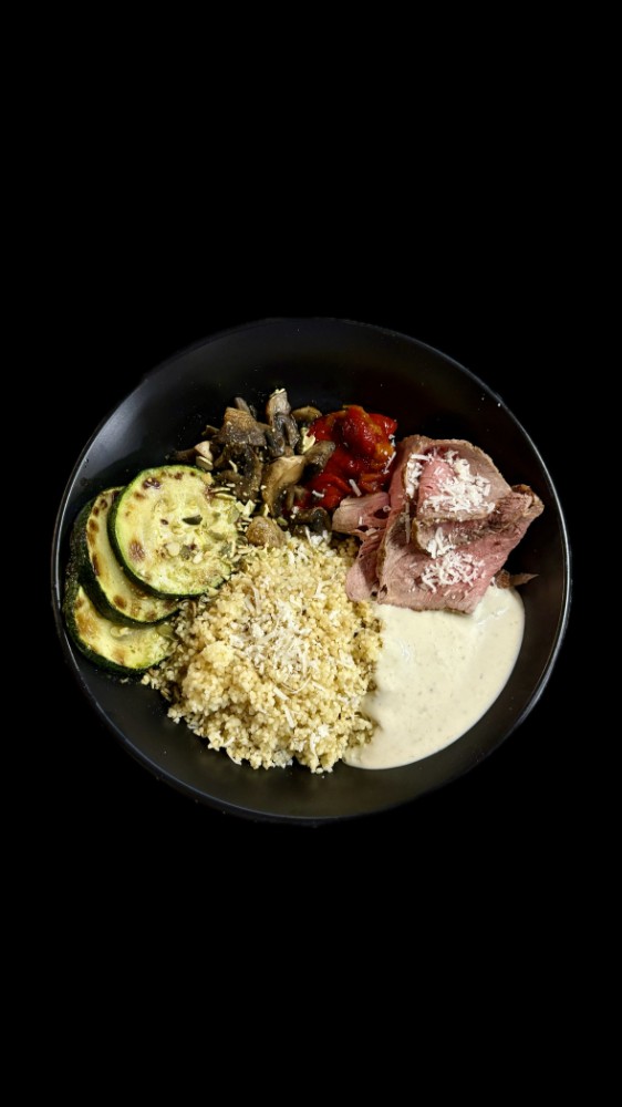 Боул ростбіф з соусом вітело тонато \\  Bowl with roast beef and vitello tonato sauce