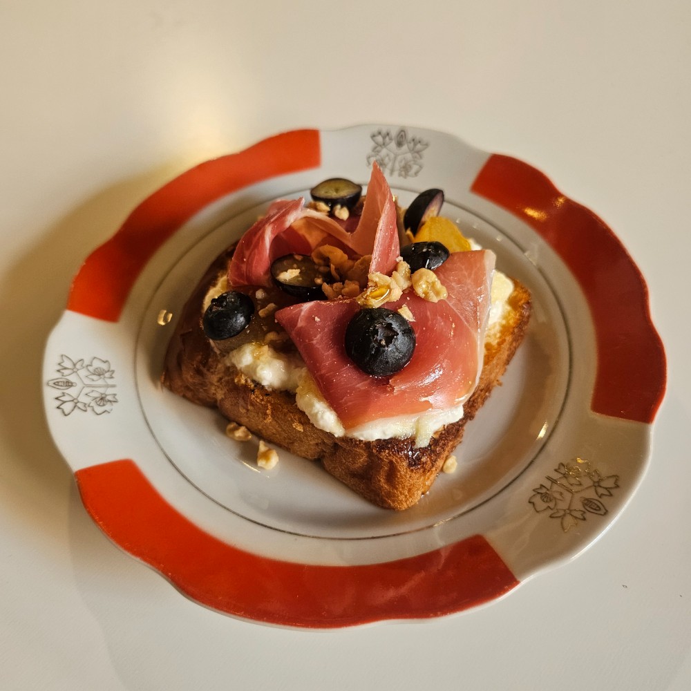 Тост? Штрудель? Глінтвейн? // Toast? Strudel? Mulled wine?
